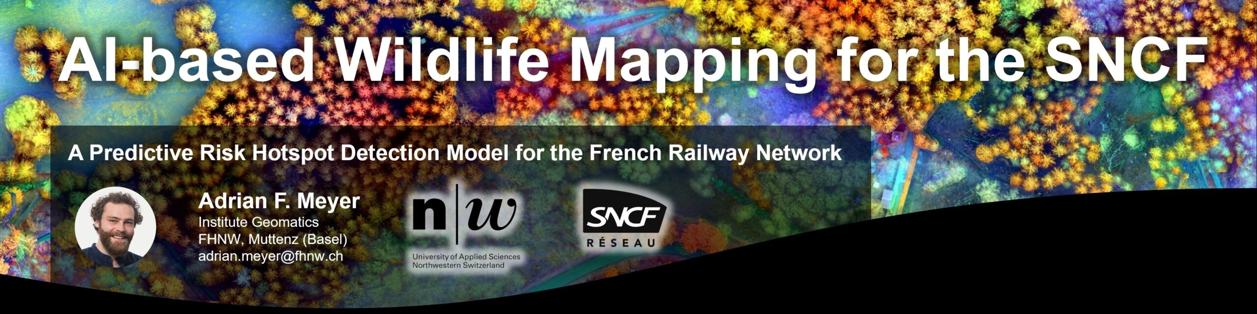 Banda gráfica del proyecto SNCF de 2023: el título, el retrato y los logotipos están integrados sobre el mosaico The Hidden Forest. No es una fotografía de campo.